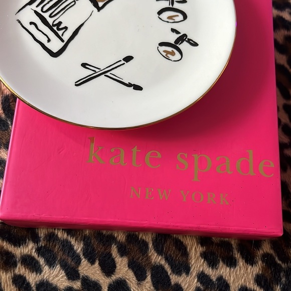 Kate Spade New York Daisy Place Round Dish - Picture 3 of 3